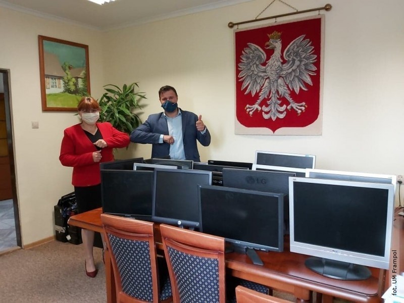 Zamojska firma przekazaa komputery dla uczniw z gminy Frampol