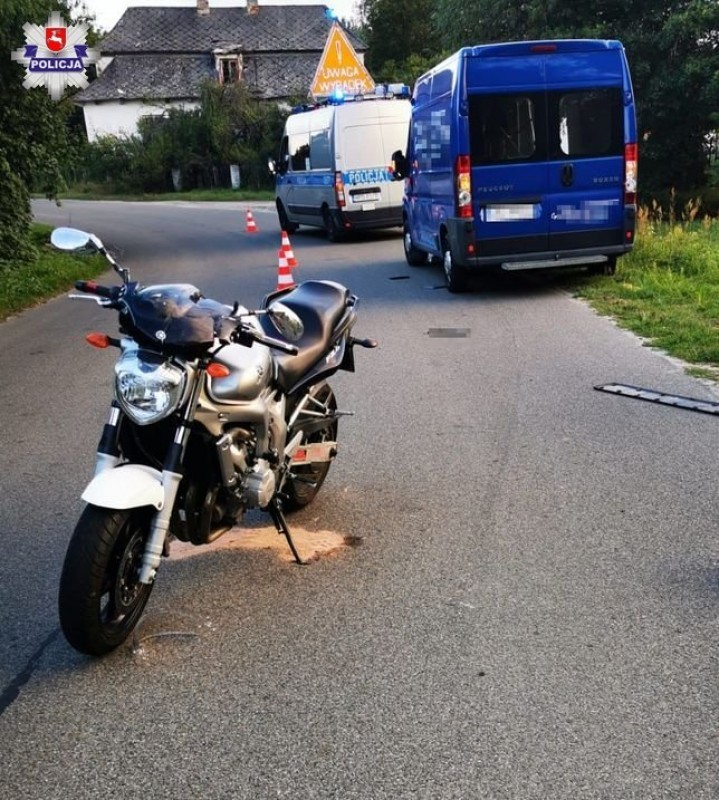 Motocyklista uderzył w busa