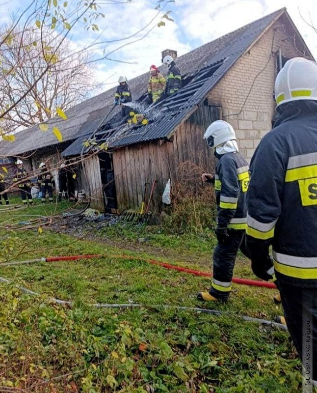 Pożar budynku w Korchowie. Wewnątrz strażacy znaleźli ciało [AKTUALIZACJA]