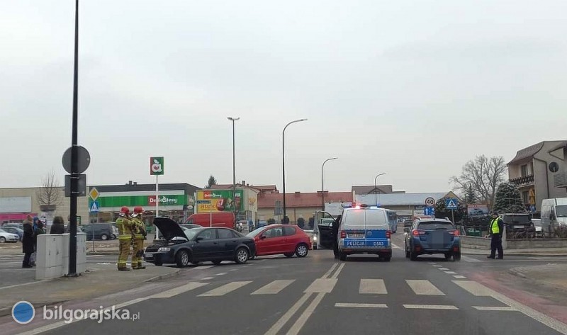 Zderzenie na skrzyowaniu. Dwie osoby trafiy do szpitala