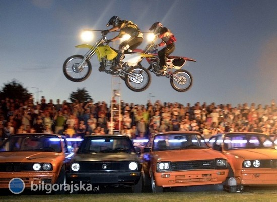 Pokazy kaskaderskie na stadionie