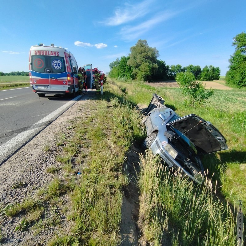 Auto z przyczepk w rowie [AKTUALIZACJA]