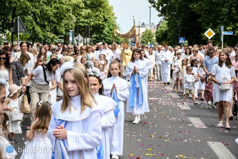 Tumy wiernych na Boym Ciele [NOWE ZDJCIA]