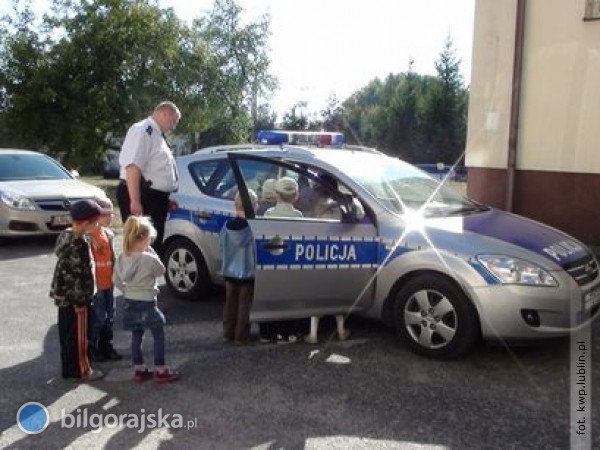 Przedszkolaki zwiedzaj komend