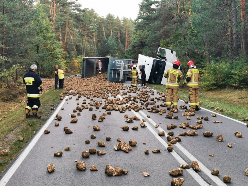 Buraki cukrowe cakowicie zablokoway drog wojewdzk [AKTUALIZACJA]