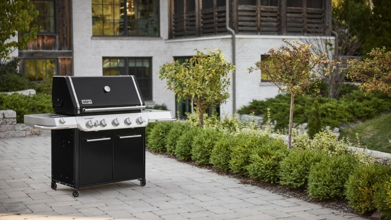 Grill gazowy Weber z&nbsp;serii Summit - mercedes w�r�d grilli. Co wyr�nia go na tle innych grilli i&nbsp;czy warto go kupi�?