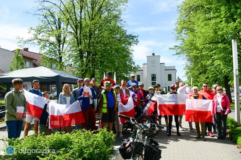 M�odzie� rozdaje flagi