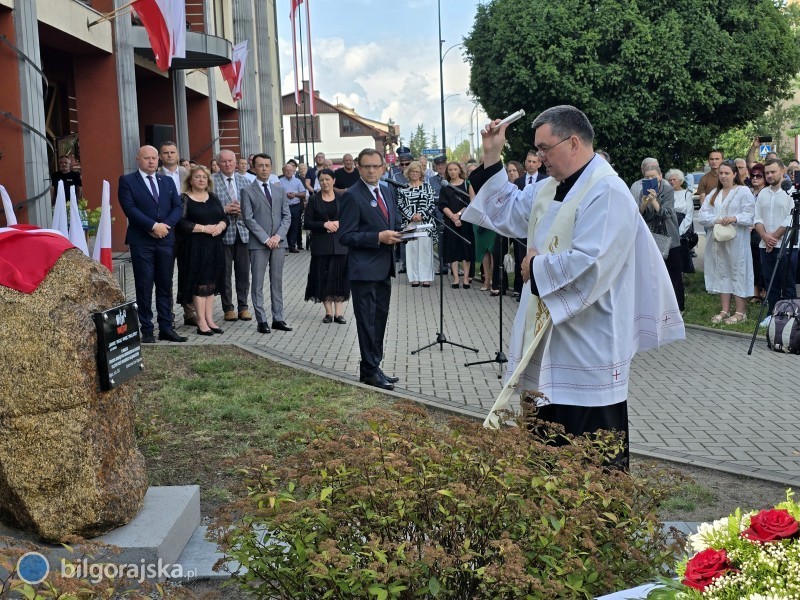 Przed Starostwem ods�oni�to pomnik po�wi�cony ofiarom rzezi wo�y�skiej [AKTUALIZACJA]