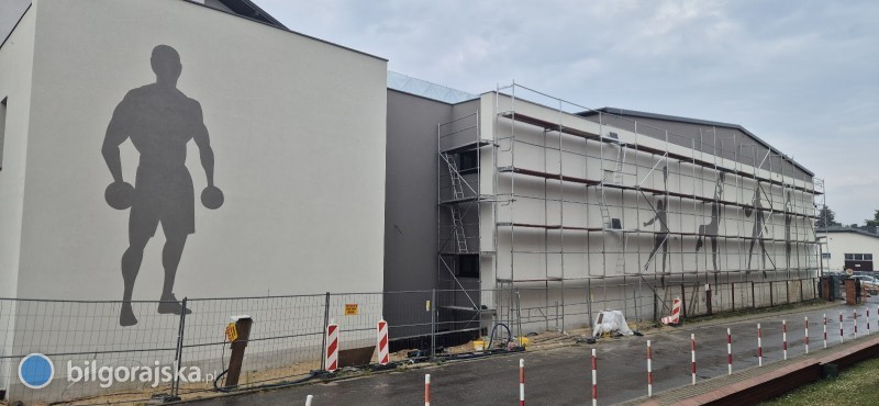 Bi�gorajanka maluje mural na nowej hali sportowej