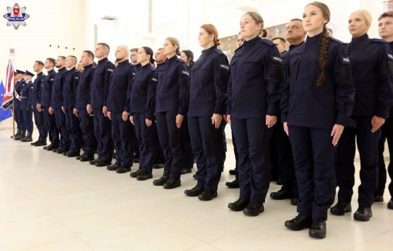 �lubowanie nowo przyj�tych policjant�w
