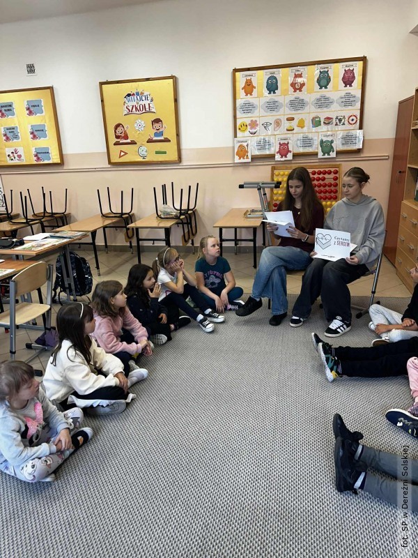 Uczniowie z&nbsp;Dere�ni Solskiej czytaj� z&nbsp;sercem