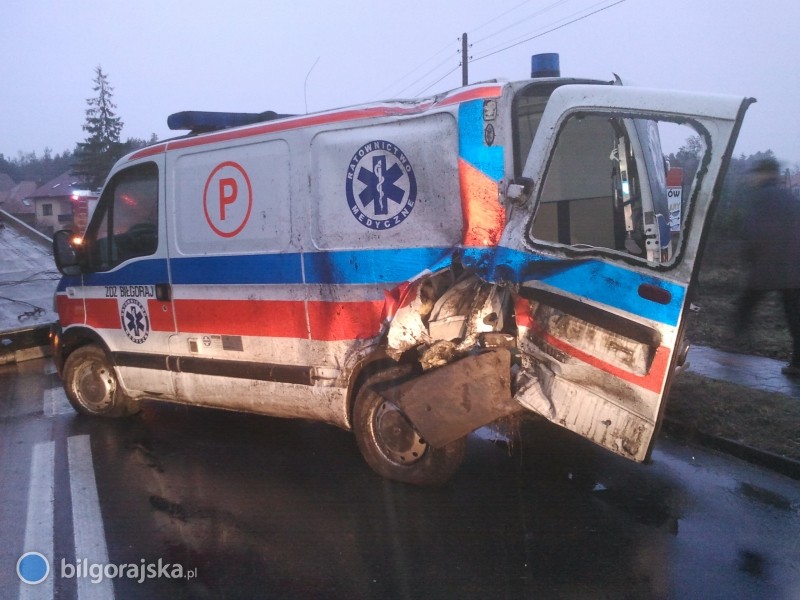 Pasaer i zaoga karetki w szpitalu