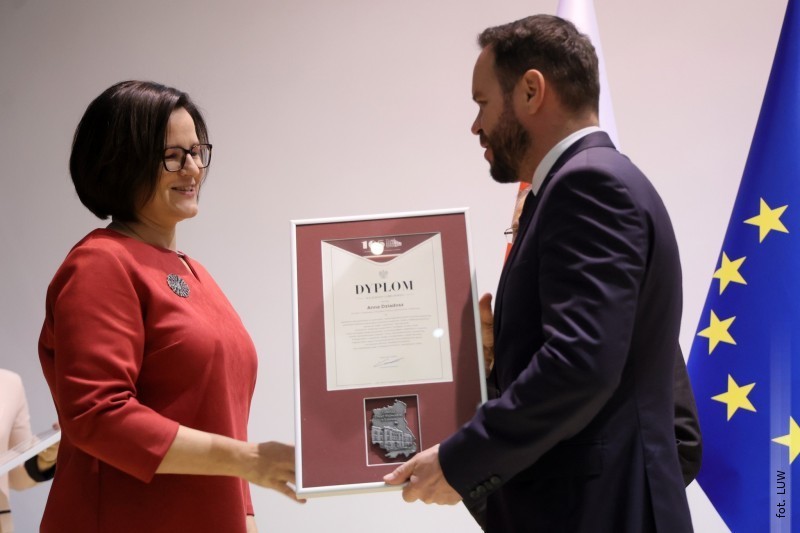 Dyrektor MOPS wyr�niona przez wojewod�