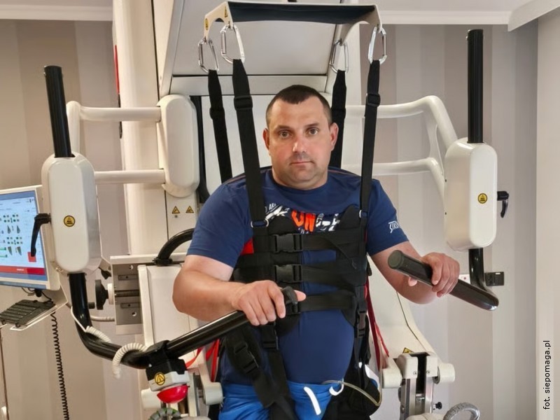 Stra�ak OSP potrzebuje pomocy po wypadku. Trwa zbi�rka