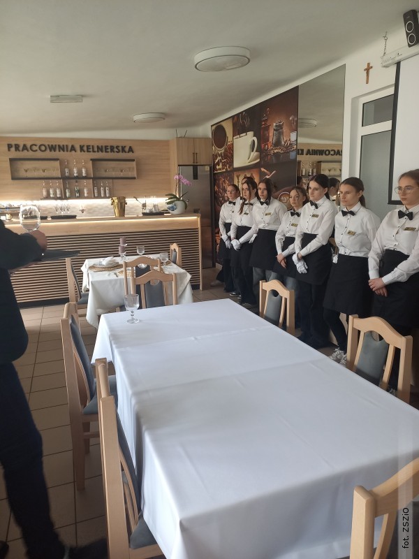 Uczniowie poznali sekrety sztuki kelnerskiej