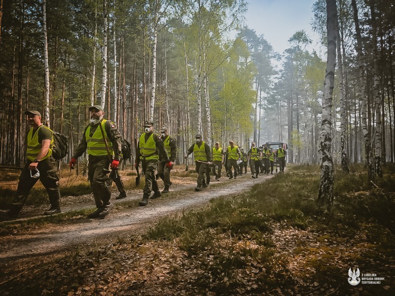 Terytorialsi wspieraj� walk� z&nbsp;po�arem w&nbsp;powiecie bi�gorajskim