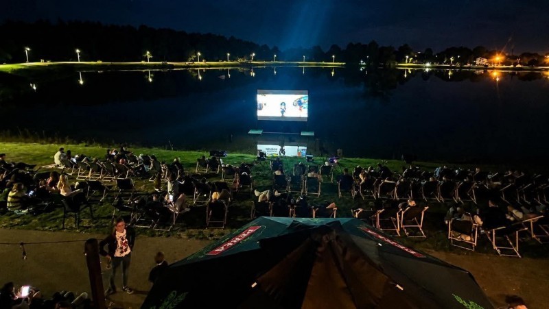 Zalew w&nbsp;Bi�goraju t�tni �yciem. Kino na wodzie, koncerty i&nbsp;stand-up za darmo