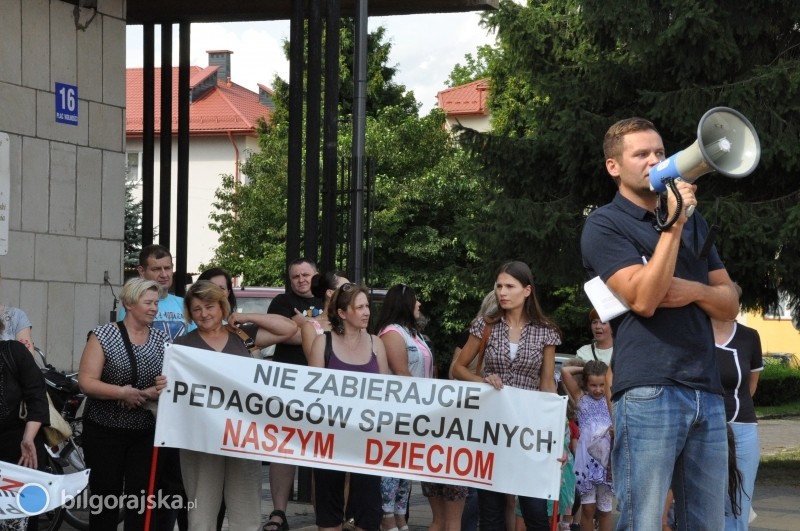 Protest rodzicw przed Urzdem Miasta