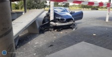 Kierowca BMW uszkodzi st na nowym targowisku