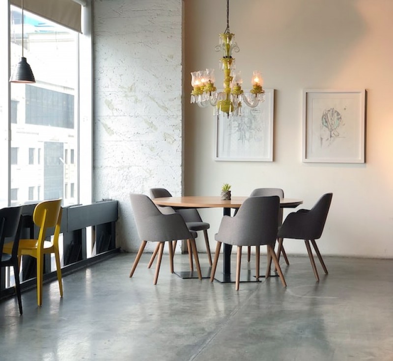 Stół loftowy w minimalistycznym wnętrzu