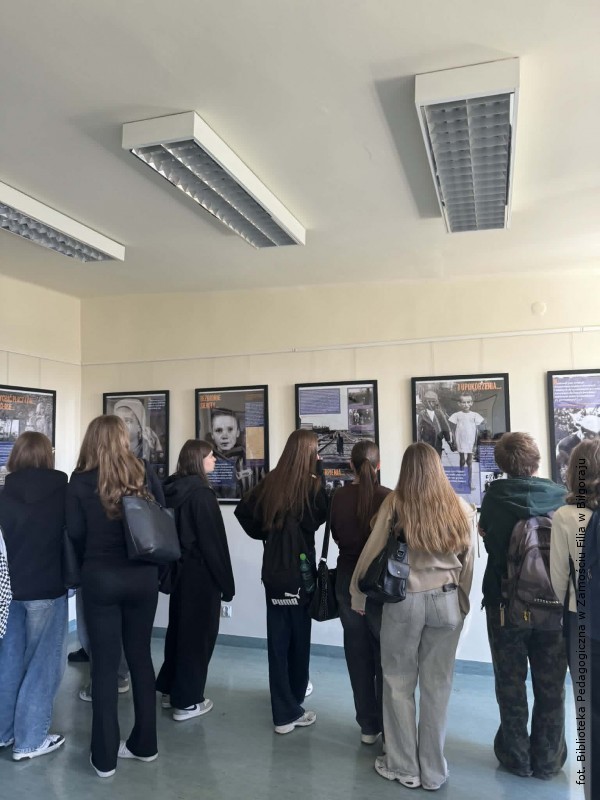 Wystawa o Dzieciach Zamojszczyzny w biłgorajskiej bibliotece
