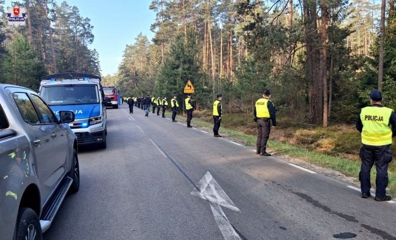 Policjanci pracują na miejscu pożaru i katastrofy lotniczej pod Biłgorajem