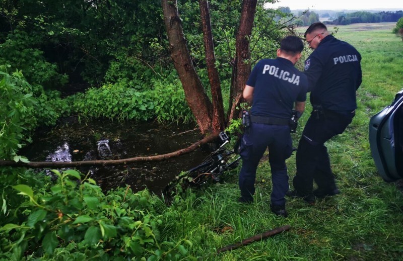 Uciekając rowerem przed policjantami wpadł do wody