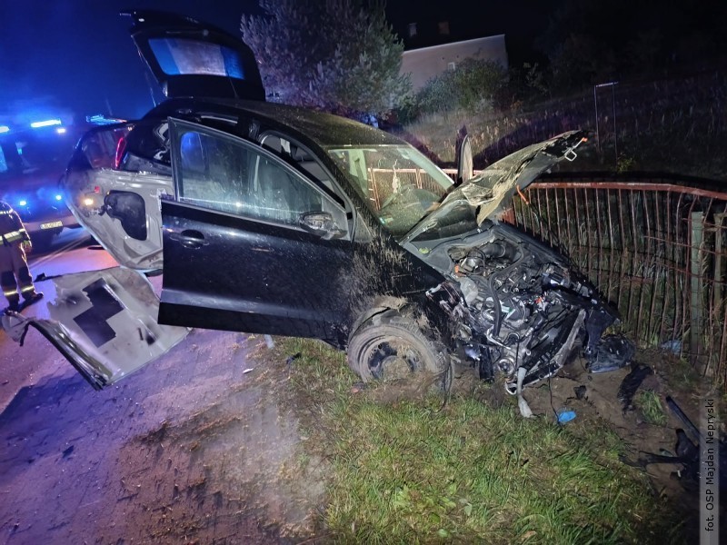 20-latka uderzyła w latarnię i ogrodzenie. Dwie osoby trafiły do szpitala
